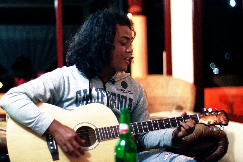 Indonesische jongen speelt gitaar I von André van Bel
