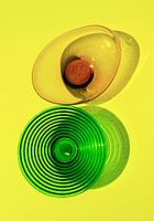 Nature morte estivale avec des bols sur fond jaune