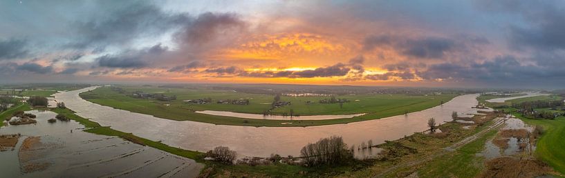 L'IJssel et ses plaines inondables débordantes près de Zwolle pendant le soleil par Sjoerd van der Wal Photographie