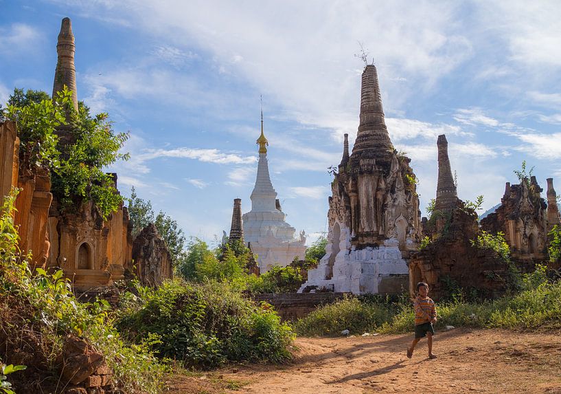 Stupas à la pagode Shwe Indein près du lac Inle, au Myanmar par Teun Janssen