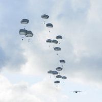 Paratroepen aan de Hollandse hemel