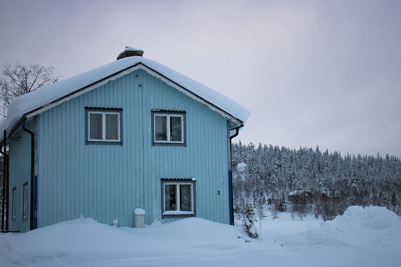 Blue house Lapland by Lucas Planting
