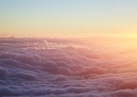 Soleil levant au-dessus des nuages