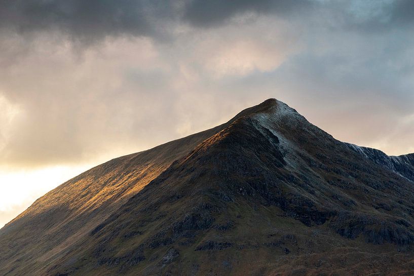 Dramatische Wolken mit der Sonne, die durch das schottische Hochland bricht von Guido Boogert