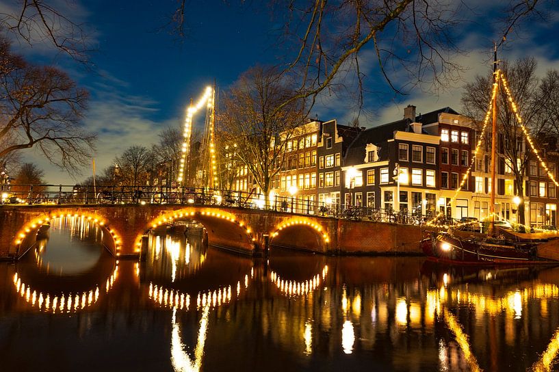 Les voiliers classiques illuminés d'Amsterdam dans les canaux du centre-ville par Sjoerd van der Wal Photographie