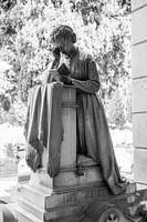 Kniende Dame mit Buch