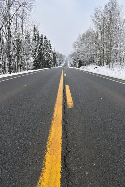 Une route déserte en hiver par Claude Laprise