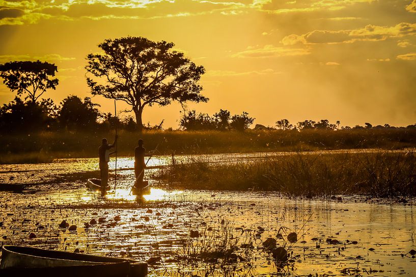 Atemberaubende Sonnenuntergänge und traditionelle Mokoros im Okavango-Delta, Botswana von Original Mostert Photography