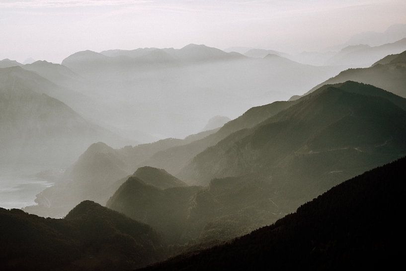 Minimalistische und abstrakte Berglandschaft in Österreich von Holly Klein Oonk