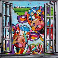 Neugierige Kühe blicken durch das Fenster