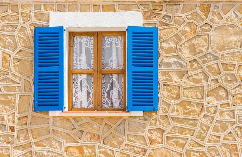 Detailansicht der blauen offenen Holzfensterläden und der rustikalen Wand eines mediterranen Hauses von Alex Winter