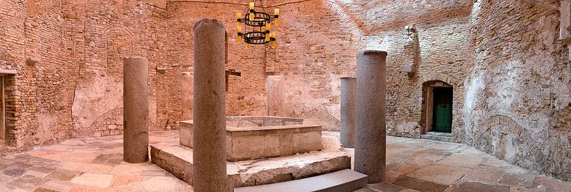 Doopkapel van de basiliek van Santa Maria Assunta van Leopold Brix