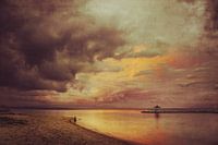 Dramatischer Sonnenuntergang am Strand mit einsamer Person - Bali