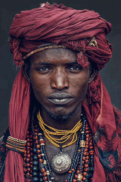 Afrikanischer Stamm Wodaabe Porträt in rot von Sander Hupkes