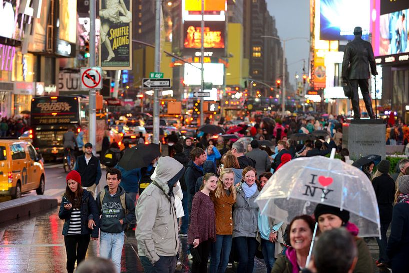Times Square in New York op een regenachtige avond von Merijn van der Vliet