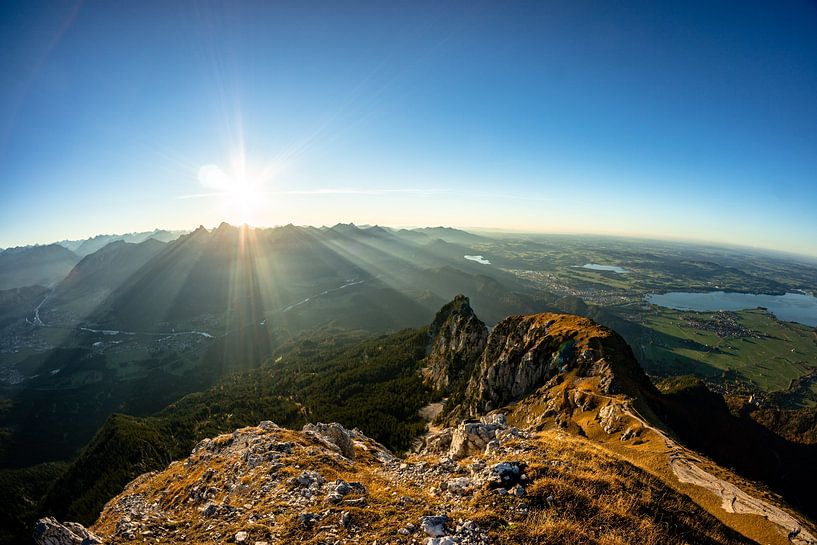 Sonnenstrahlen über dem Ostallgäu und seinen Seen von Leo Schindzielorz