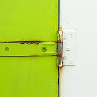 Abstrakte Flächenaufteilung im Quadrat grün-weiß mit Scharnier