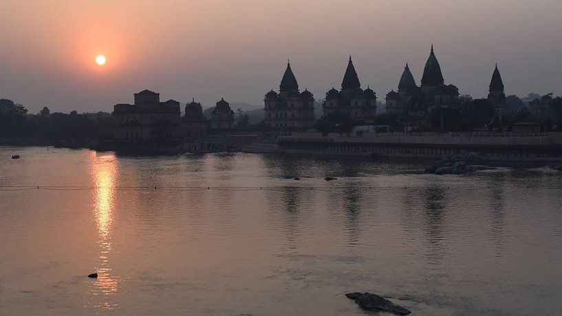 Vue des Chhatris royaux d'Orchha (Inde) au coucher du soleil par Rini Kools