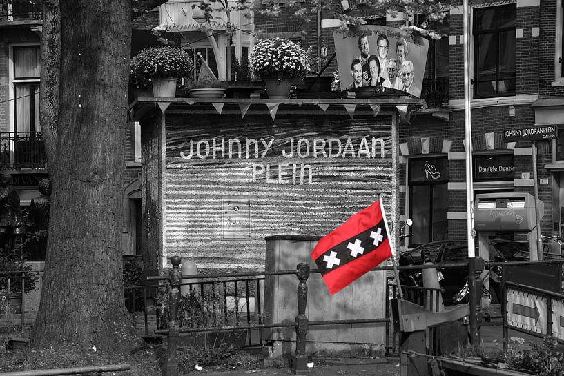 Flagge von Amsterdam auf dem Johnny-Jordaan-Platz in Amsterdam von Pascal Lemlijn