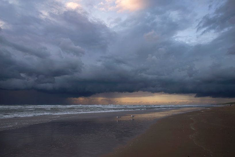 Dunkele Wolke entlang der Küste von Barbara Brolsma