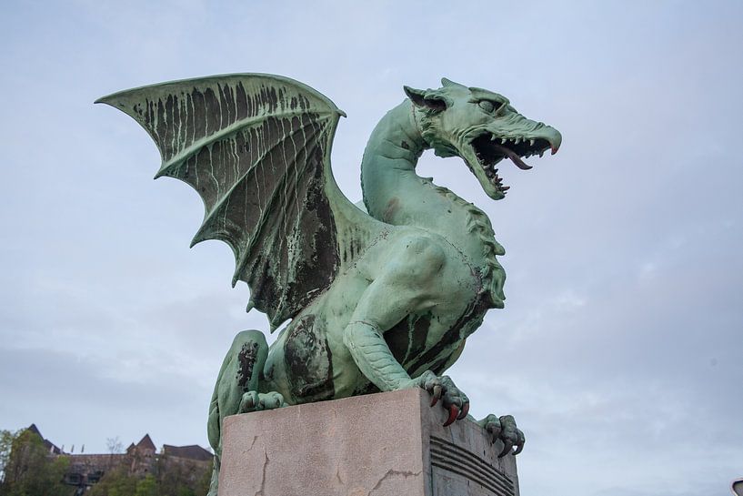 Dragon sur le pont du dragon dans le centre de la Lubliana, Slovénie par Joost Adriaanse