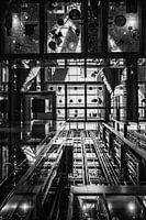 Aufzug in Schwarz und Weiß