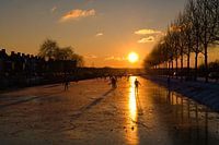 Mense de patinage à Wageningen pendant le coucher du soleil sur le Nijlantsingel