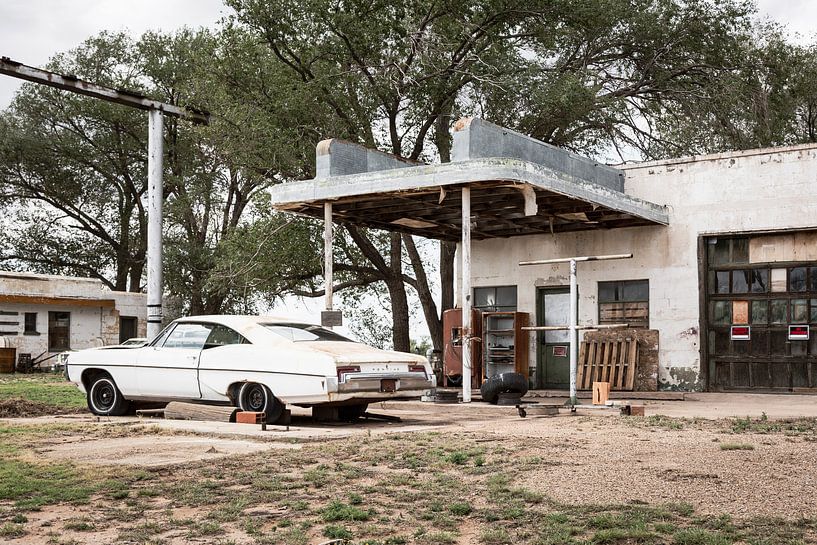 Old car along historic Route 66 by Els Broers