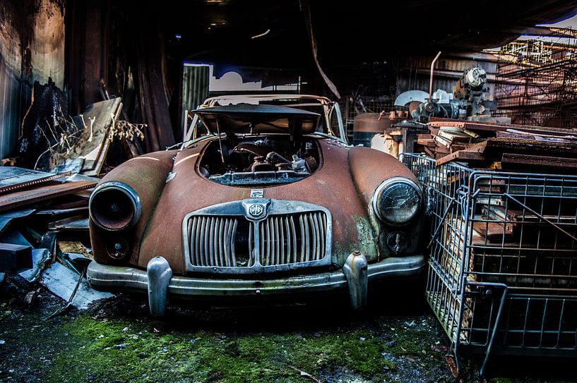 Rusty car by Evelyn Conings