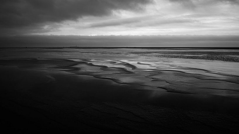 Auf Vlieland hat das Licht Schwierigkeiten, die Landschaft zu färben, es wird stark regnen. von Hans de Waay