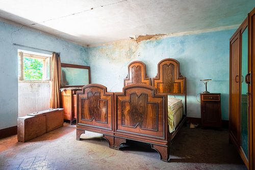 Chambre à coucher abandonnée avec des lits en bois.