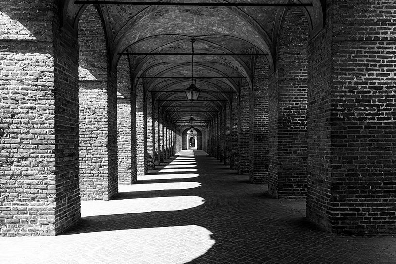 Schatten unter der Galleria degli Antichi in Sabbioneta (Italien) in schwarz und weiß von André Blom Fotografie Utrecht