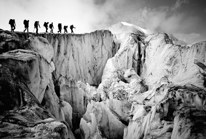 Les alpinistes traversent le glacier de Moiry, un glacier des Alpes suisses par Menno Boermans