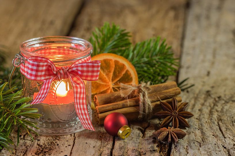 Bougie de l'Avent allumée dans une lanterne avec des décorations de Noël. par Alex Winter