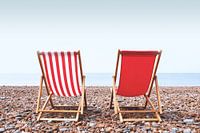 Liegestühle am Meer