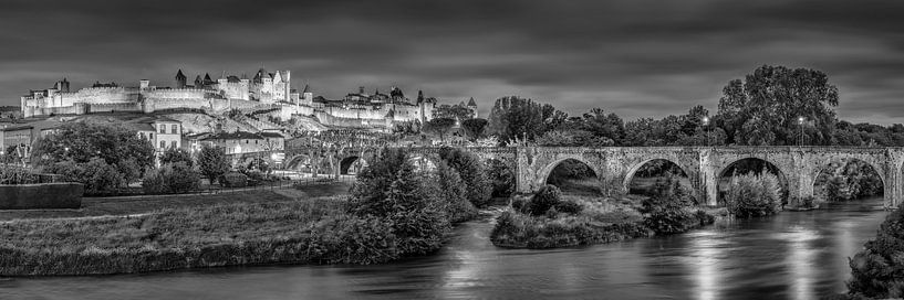 La Cité de Carcassonne en France le soir en noir et blanc par Manfred Voss, Photographie Noir et Blanc