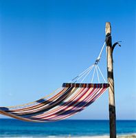 Bunte Hängematte am Strand