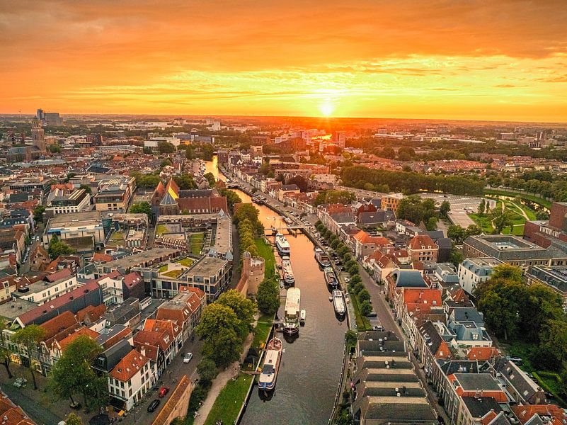 Canal Thorbeckgracht à Zwolle lors d'un coucher de soleil en été par Sjoerd van der Wal Photographie