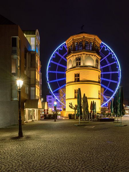 Schlossturm in Düsseldorf und blaues Riesenrad par Michael Valjak