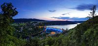 Panorama Edersee Staumauer und Dorf mit blau beleuchteter Staumauer zur blauen Stunde