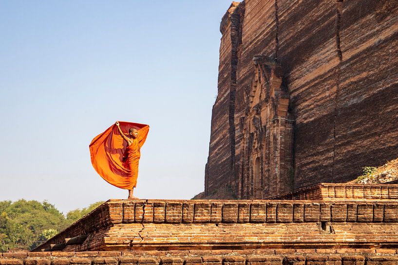 Mönch an der Stupa von Mingun von Antwan Janssen