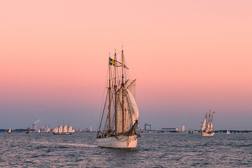 Segelschiffe im Sonnenuntergang auf der Hanse Sail in Rostock von Rico Ködder
