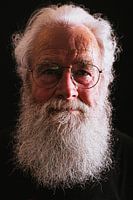 Älterer Mann auf Schwarz