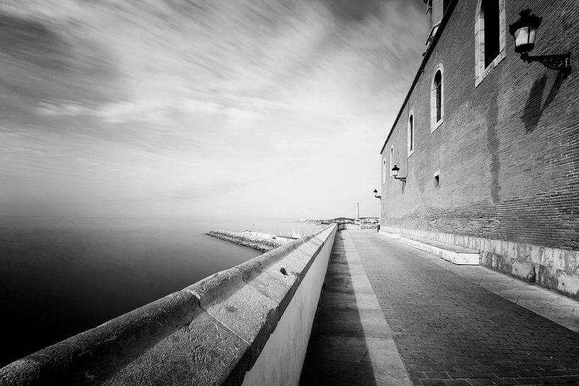 Oud klinker straatje langs de middellandse zee in Sitges, Spanje van Jesse de Boom