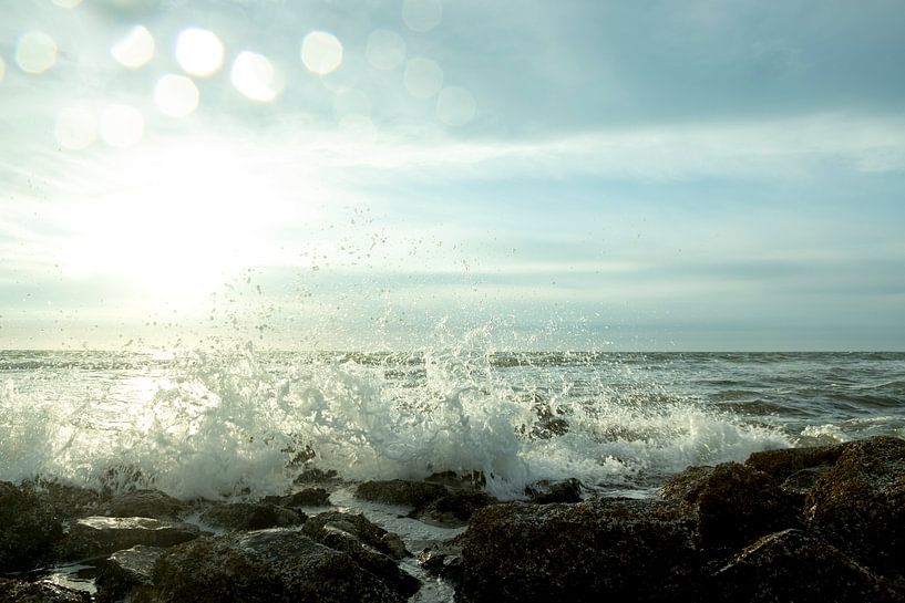 ciel bleu avec de hautes vagues dans le surf au coucher du soleil par Karijn | Fine art Natuur en Reis Fotografie