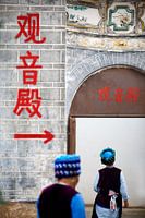 de chinese dames in klederdracht