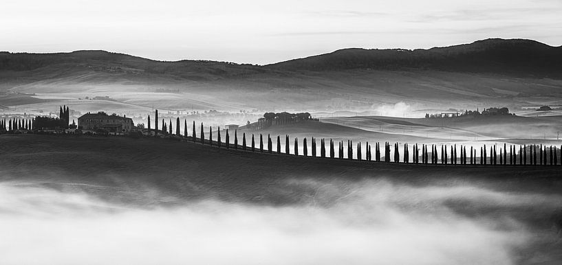 Sonnenaufgang in schwarz und weiß bei Poggio Covili, Toskana, Italien von Henk Meijer Photography