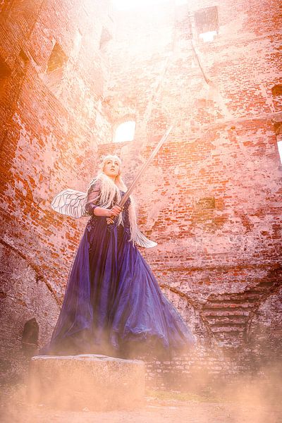 Elfe avec épée en ruine par Kaylee Verschure