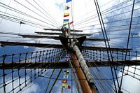 Segelboot mit dem Mast in den Himmel