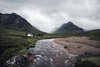 Weißes Häuschen in Glencoe, Schottland